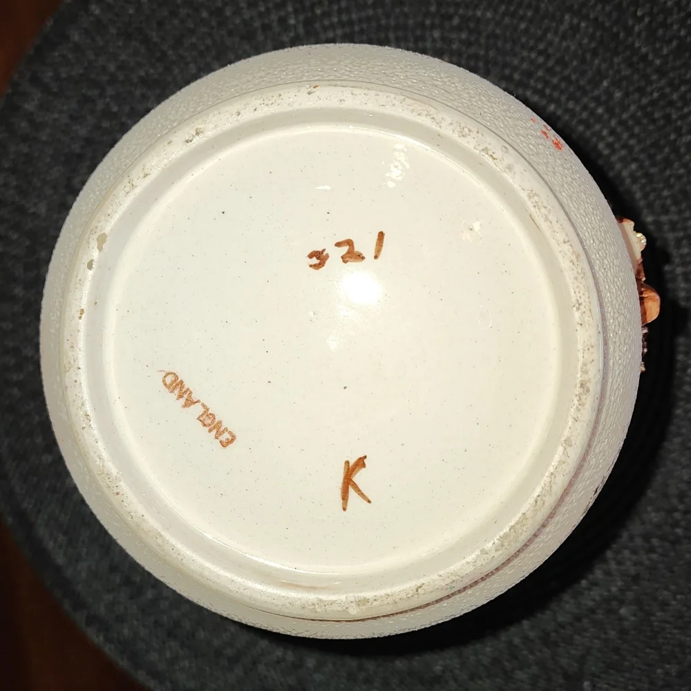 Antique Majolica floral pottery vase. Possible early 1900's 9.5 Inches - Picture 4 of 5